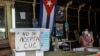 Vista de un letrero que dice "No se aceptan CUC" en una tienda de abarrotes en La Habana, en septiembre 2020.