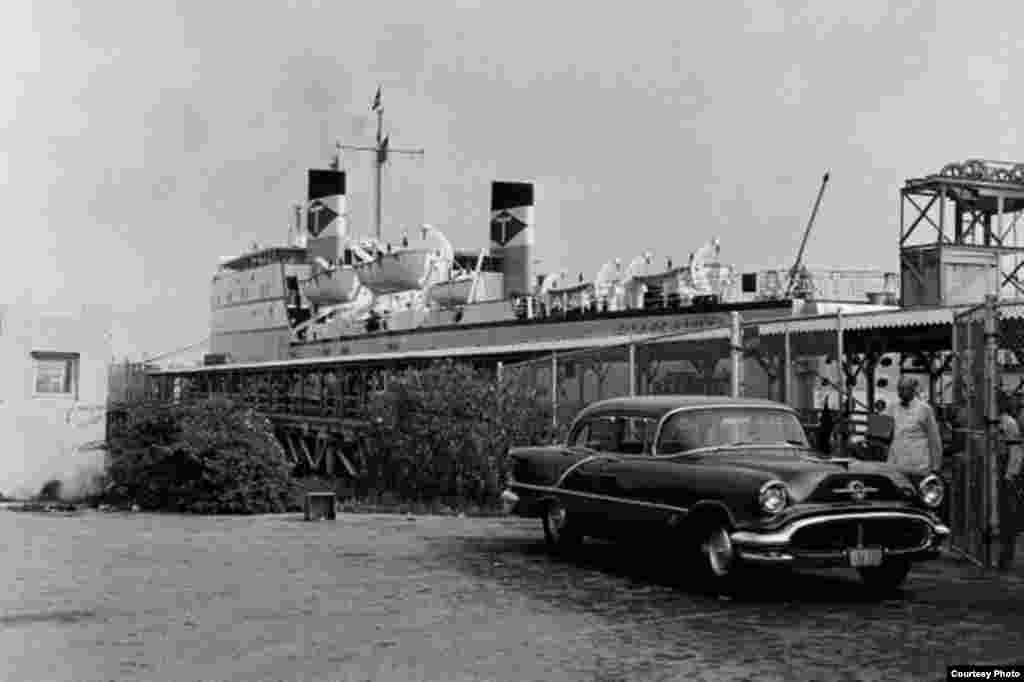 Sergio I Clark (d), administrador del ferry "City of Havana", junto a un Oldsmobile 57 (cortesía Benito Clark)