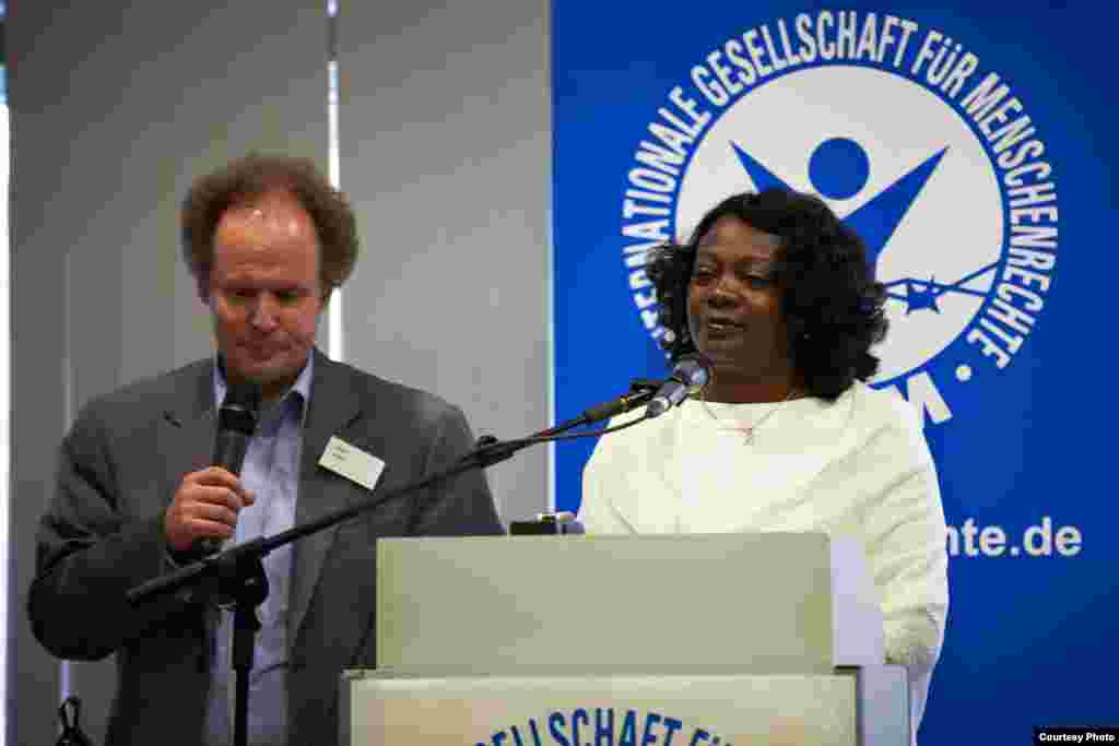 Berta Soler habla en la plenaria junto al  traductor Edgar Lamm