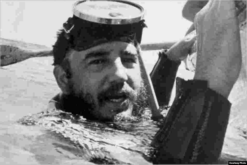Fidel Castro practicando caza submarina. (Luis Domínguez)
