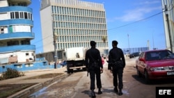 Dos policías de la Brigada Especial patrullan los alrededores de la embajada de Estados Unidos en La Habana.