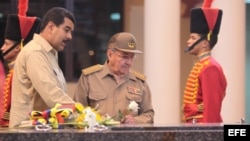 Fotografía cedida por prensa de Miraflores del presidente de Cuba, Raúl Castro, junto al mandatario de Venezuela, Nicolás Maduro.