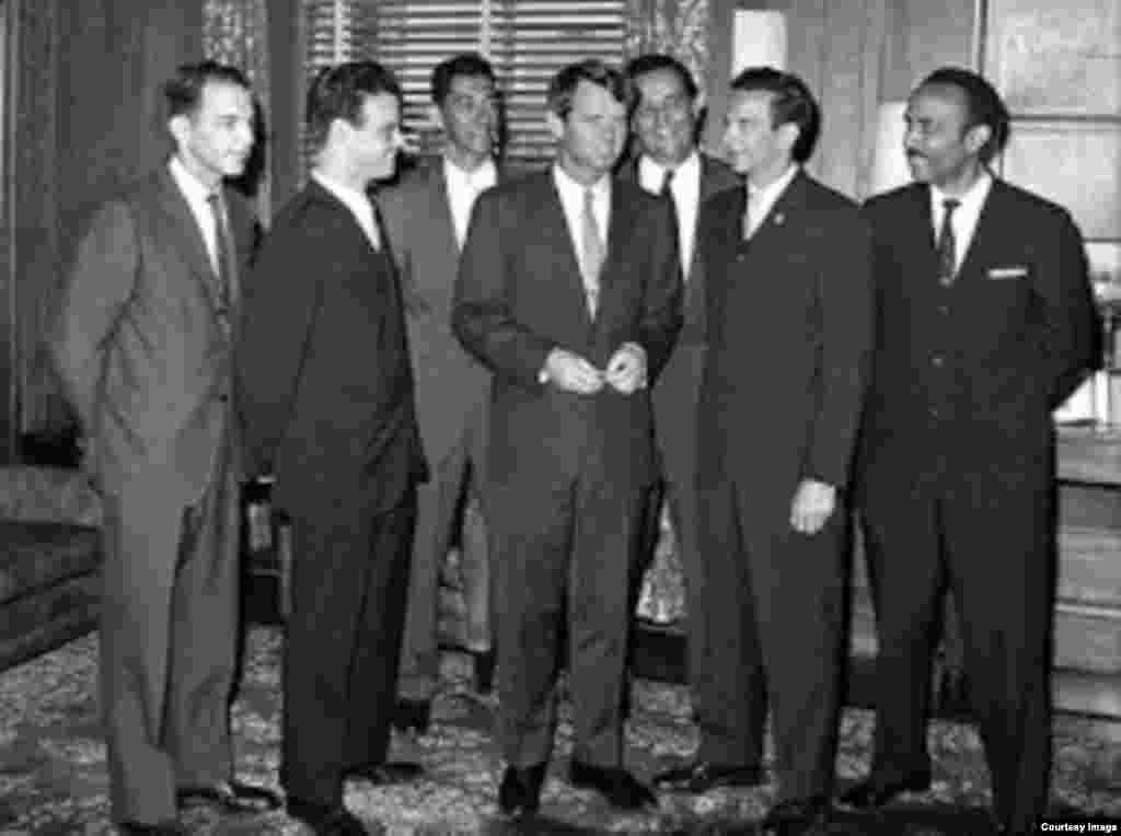 Bob Kenndy (al centro) con los brigadistas (Oliva a la derecha).