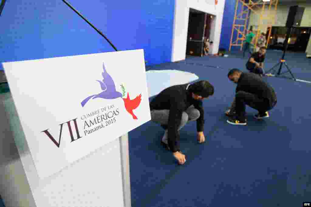 Trabajadores realizan labores de adecuación al centro de convenciones hoy, jueves 26 de marzo de 2015, donde se realizará la VII Cumbre de las Américas, en Ciudad de Panamá.