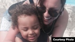 Justine Davis y su hijo de 3 años, Cameron, estaban de vacaciones en Cayo Largo, al sur de Cuba, donde ocurrió el accidente.