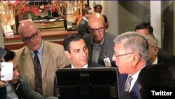 El alcalde de Miami Francis Suarez (centro) habla a la prensa sobre la resolución en contra del intercambio cultural con artistas provenientes de Cuba.