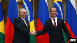 Dimitri Medvédev, estrecha la mano del vicepresidente brasileño, Michel Temer, durante su reunión en Moscú (Rusia), hoy, 16 de septiembre de 2015.