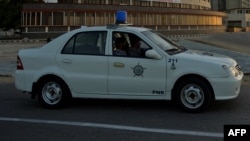 Patrullas de la policíaen el Malecón, en La Habana. (Yamil Lage/AFP/Archivo)