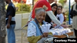 "Dichosa ella que tiene diez o veinte pesos para viajar. Yo sólo tengo para la guagua y el maní"