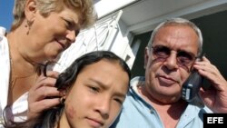 Raúl Rivero (der) conversa con la prensa en su casa en el popular barrio de Centro Habana, el 30 de noviembre, pocos minutos después de haber sido puesto en libertad.