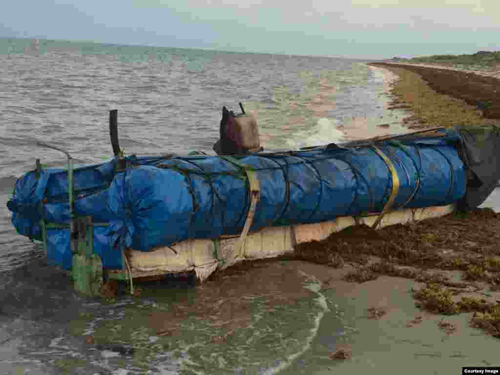 Embarcación en la que 13 cubanos viajaron desde Cuba hasta Key Biscayne. Foto Cortesía de Jorge L. Camero.