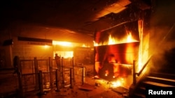 Una estación de metro incendiada en Santiago de Chile. REUTERS/Ramon Monroy