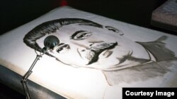 "Sweet Dreams", donde duermen dictadores comunistas