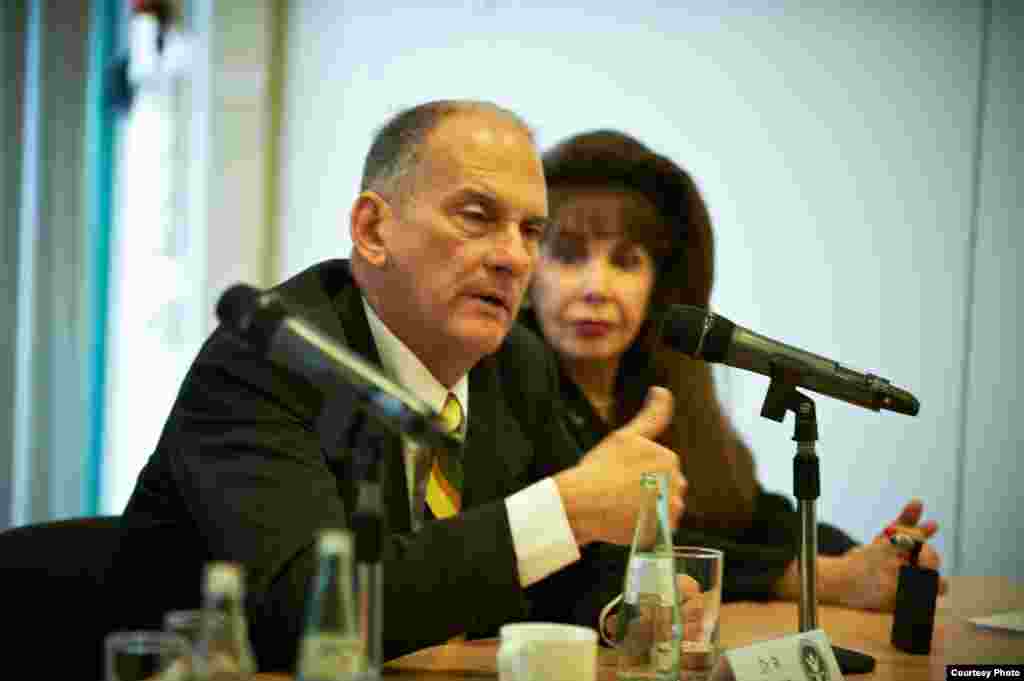 El abogado y ex preso político René Gómez Manzano junto a Anolan Ponce, activista cubana, exiliada en Miami, participan en  la Conferencia de Prensa.