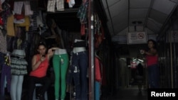 Los comercios permanecen cerrados o pierden clientes durante los prolongados apagones.