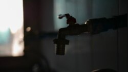 El agua escasea en hogares de la capital cubana, pero también en Santiago de Cuba, mientras abundan salideros de aguas claras y albañales.