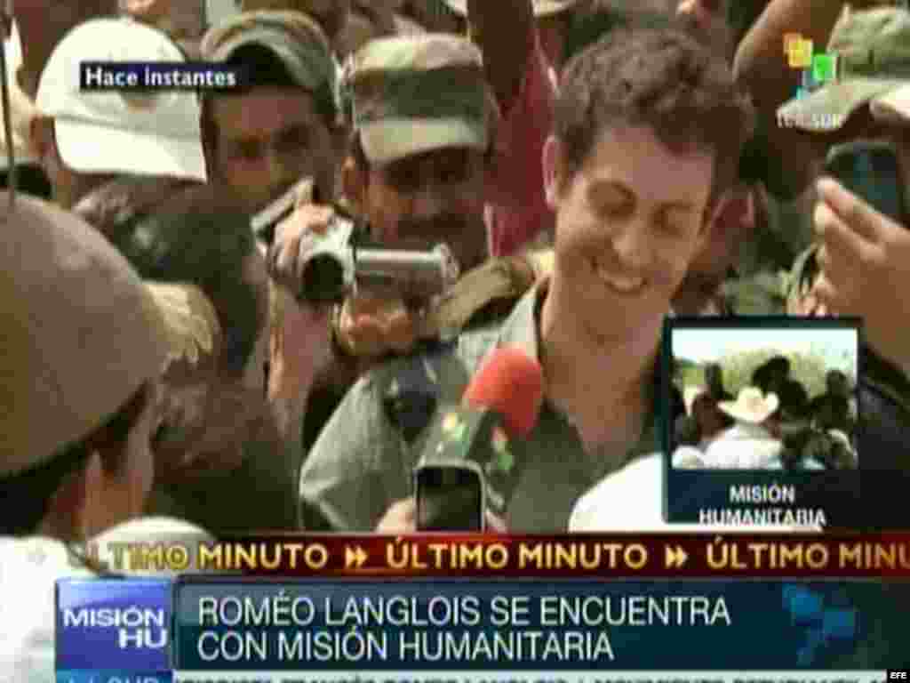 El periodista francés Roméo Langlois en el momento de su liberación, el miércoles 30 de mayo de 2012, en San Isidro, una remota aldea del sureño departamento colombiano de Caquetá. Langlois cayó en manos de las FARC el 28 de abril.