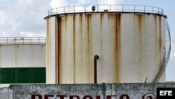 Foto de archivo. Tanques de almacenamiento de combustible pertenecientes a la empresa estatal Cupet en la zona de Boca de Jaruco, en La Habana.