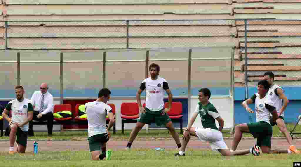 Entrenamientos del Cosmos antes del juego con equipo cubano.