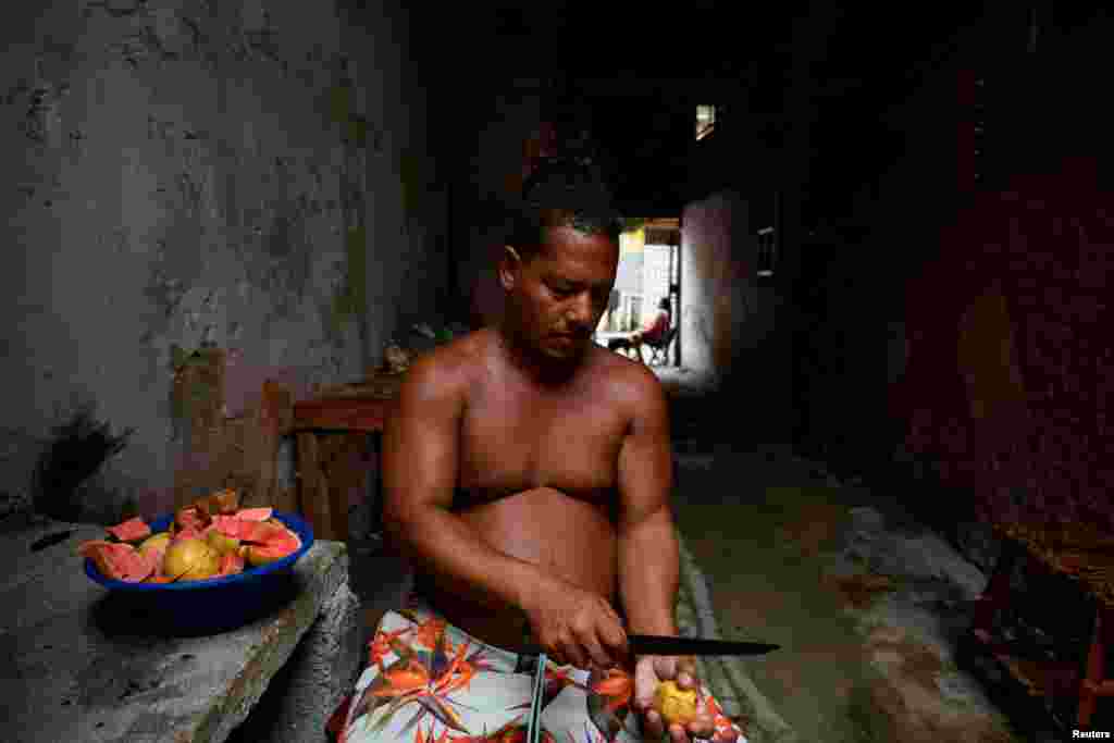 Como parte de un plan emergencia energética, el gobierno cubano decidió cerrar escuelas, industrias no esenciales y envió a la mayoría de los empleados estatales a sus casas buscando conservar la energía.