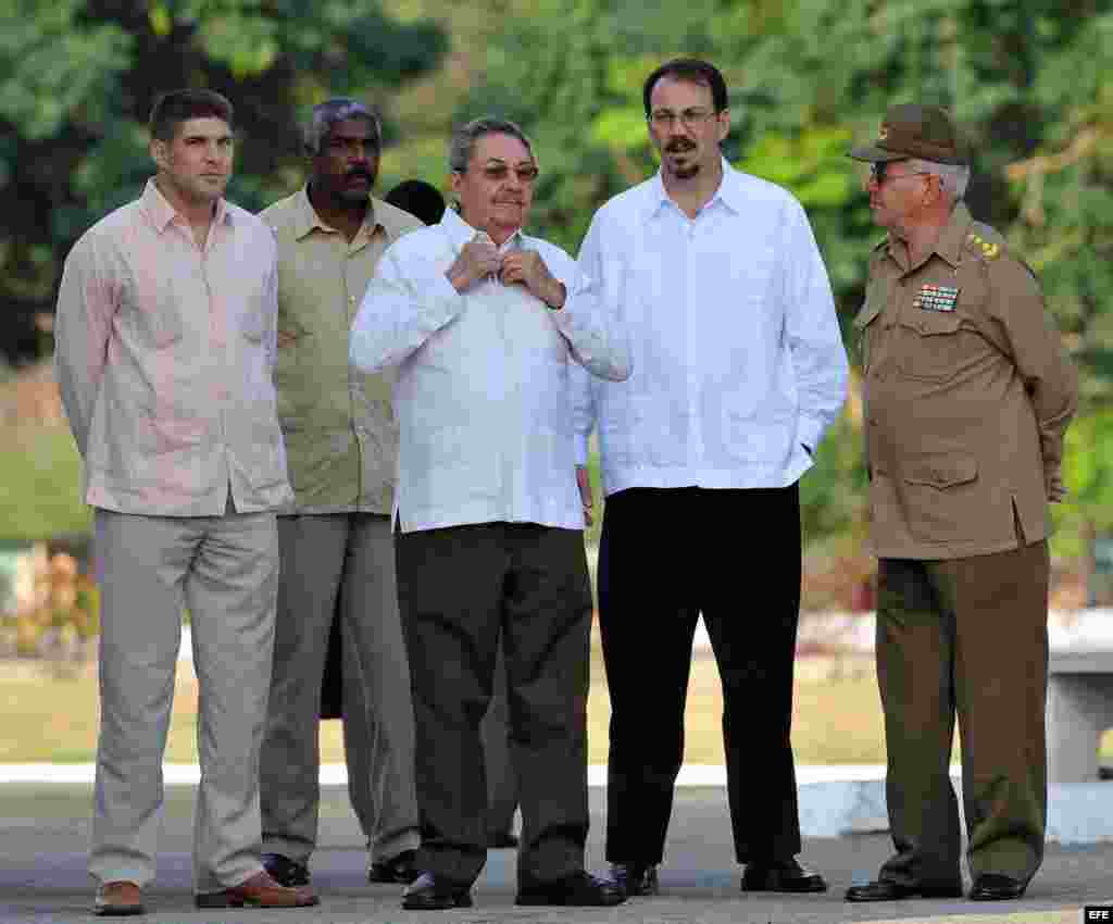Raúl Castro (c), conversa con el jefe del Ejército Oriental, general Ramón Espinosa (d), y con su hijo, Alejandro Castro (2 d) y su nieto Raúl Guillermo (i).