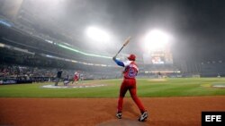 En esta foto del 2009, el bateador de Cuba Alfredo Despaigne durante el juego del Clásico Mundial de Béisbol contra Japón disputado en el Petco Park de San Diego, California