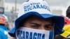 Un manifestante de Nicaragua protesta en Costa Rica frente a la embajada de su país. (Ezequiel BECERRA/AFP).