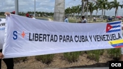 Por la libertad de Cuba y Venezuela durante el juego Cuba vs Venezuela
