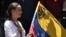 La líder opositora María Corina Machado sostiene la bandera venezolana durante una protesta contra el resultado oficial de las elecciones presidenciales en ese país, en agosto de 2024.