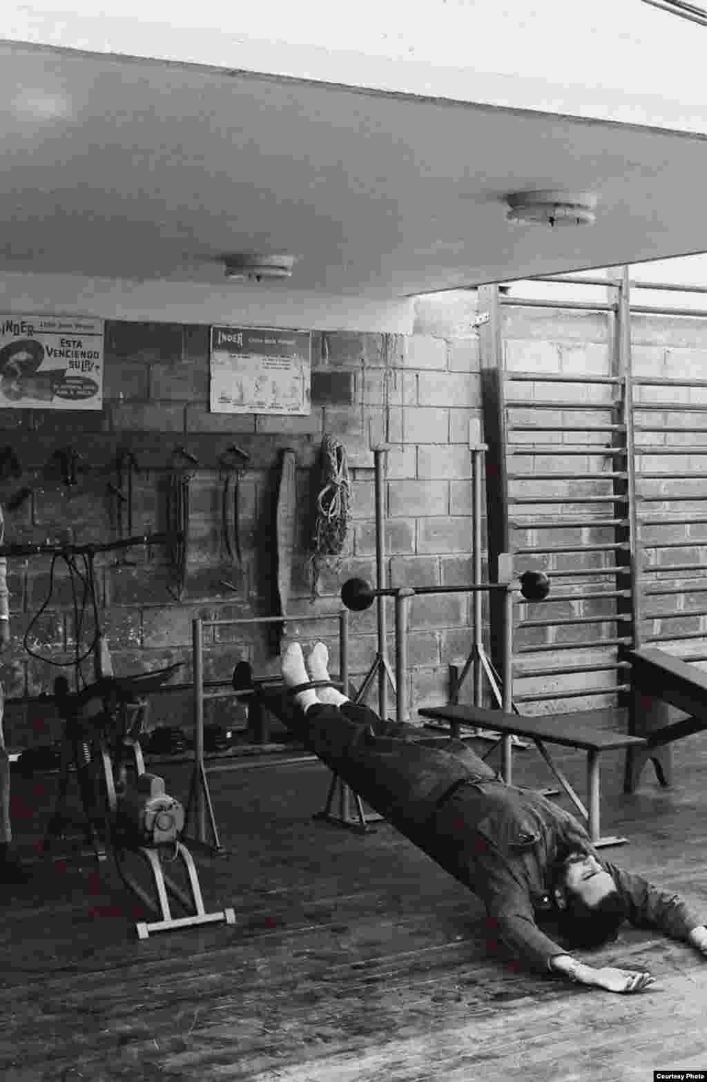 Fidel Castro en su gimnasio de la casa de Celia Sánchez en la calle 11 del Vedado. También tenía bolera y cancha techada de básquetbol.(Luis Domínguez)