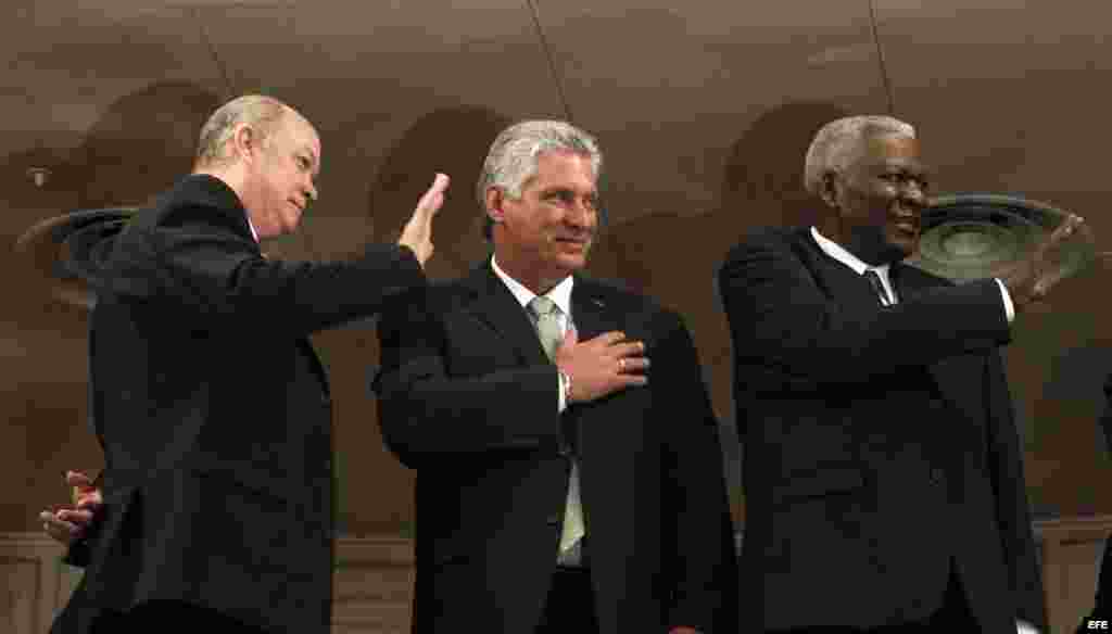 EL primer vicepresidente cubano Miguel Díaz- Canel (c), el vicepresidente del Consejo de Estado, Esteban Lazo (d) y el ministro de Comercio Exterior de Cuba, Rodrigo Mamierca (i) participan hoy, martes 22 de marzo de 2016, de la alocución de el president