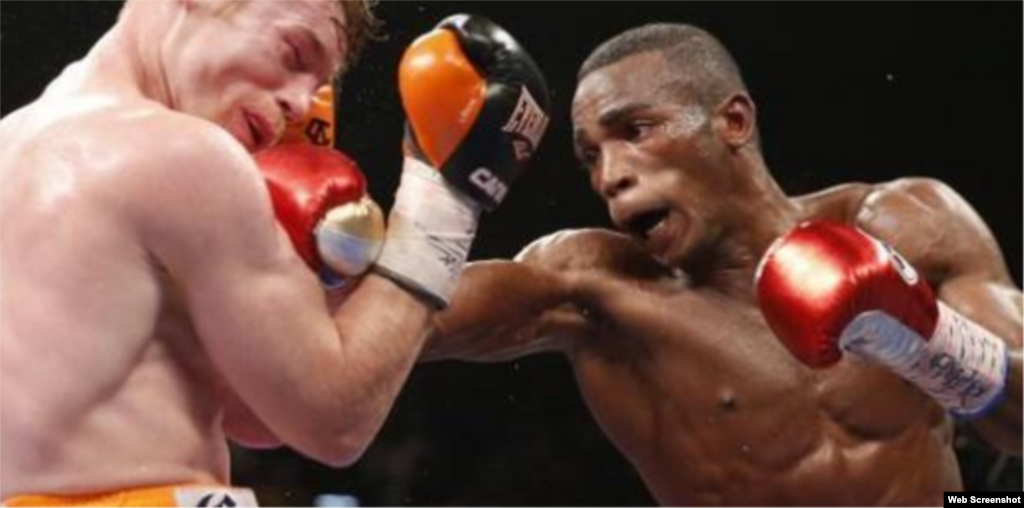 Erislandy Lara (d) contra Saúl "El Canelo" Álvarez, en el MGM Grand Hotel & Casino de Las Vegas, Nevada. Una pelea que "perdió" Lara, quien tiene récord de 20 victorias, 12 de ellas por la vía rápida, con 2 derrotas y 2 empates. Nació el 11 de abril de 1983, en Guantánamo, Cuba.