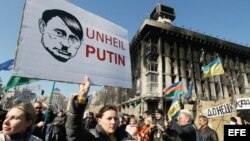 Protestas en Kiev por el apoyo de Rusia a referendum separatista en Crimea.