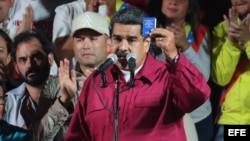 Nicolás Maduro habla a sus seguidores tras proclamarse ganador de las elecciones.