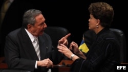 Presidente de Cuba, Raúl Castro (i), y de Brasil, Dilma Rousseff (d),