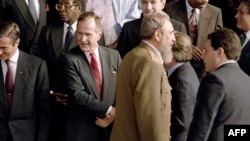 El presidente George H. W. Bush mira hacia la izquierda mientras Fidel Castro pasa frente a él, durante la Cumbre Mundial de la Tierra, en Río de Janeiro, en junio de 1992.