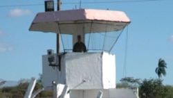 Preso político Loreto Hernández García esposado y llevado a celda de castigo Preso político Loreto Hernández García esposado y llevado a celda de castigo