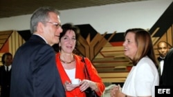 La representante de Cuba, Josefina Vidal (d), hablando con la secretaria de Estado adjunta para Asuntos del Hemisferio Occidental, Roberta Jacobson (c) (22 de enero, 2015).