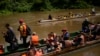 Los migrantes que se dirigen al norte llegan en barcos a Lajas Blancas, Panamá, el viernes 28 de junio de 2024, después de cruzar caminando el Tapón del Darién desde Colombia. (Foto AP/Matías Delacroix)