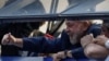 El expresidente brasileño Luiz Inácio Lula da Silva saluda a los militantes del Partido de los Trabajadores (PT) desde la ventana del sindicato de los metalúrgicos, en Sao Bernardo do Campo.