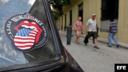 El logo del concierto de los Rolling Stones en un auto en La Habana.