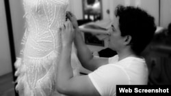 Oscar García-López dando los últimos toques a una de sus prendas.