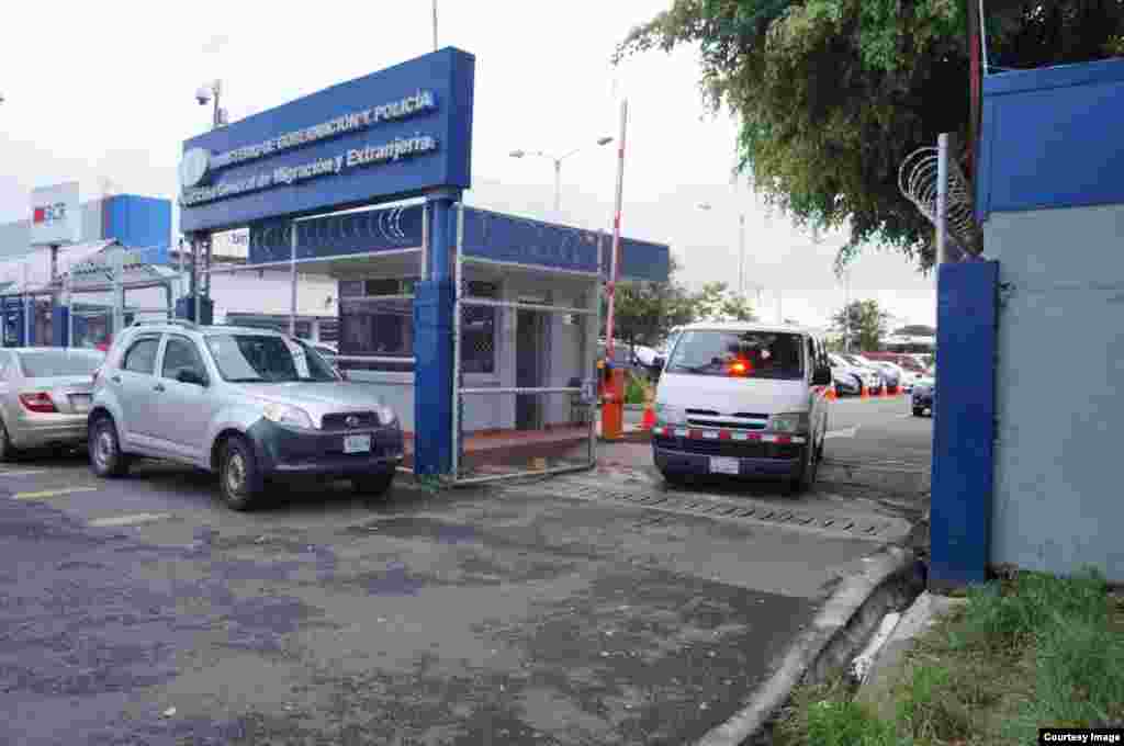 Cubanos varados en Costa Rica son deportados a Nicaragua por la Dirección General de Migración y Extranjería.