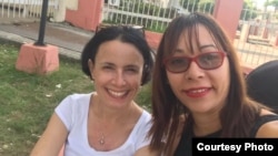 Tomado de página de Facebook de Iliana Hernández junto a Omara Ruiz (Izq)