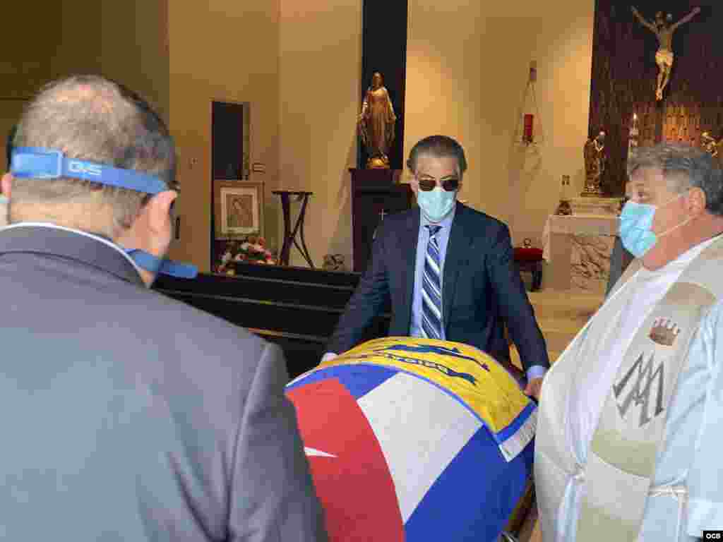 Entrada del féretro en la capilla.