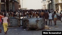 Hace 20 años, el 5 de agosto de 1994, el litoral habanero fue testigo de una revuelta popular conocida como El Maleconazo. El fotógrafo holandés Karel Poort, de vacaciones en la isla en ese entonces, captó estas imágenes.