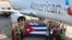 Empleados de American Airlines posan junto a uno de sus aviones con la bandera cubana. (Foto: American Airlines) 