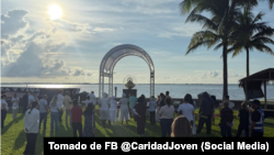 Veneración de la bendita imagen de la Virgen de la Caridad del Cobre en el malecón de la Ermita de Miami este domingo, 7 de septiembre de 2025.