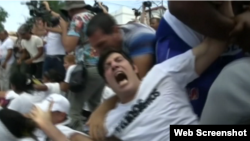 Policía reprime a manifestantes pacíficos en Cuba.