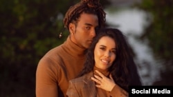 El cantante cubano Yotuel y su esposa, Beatriz Luengo.